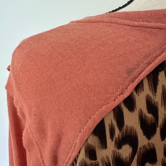 Umgee long sleeve animal print shirt orange v neck SZ L - Picture 4 of 6